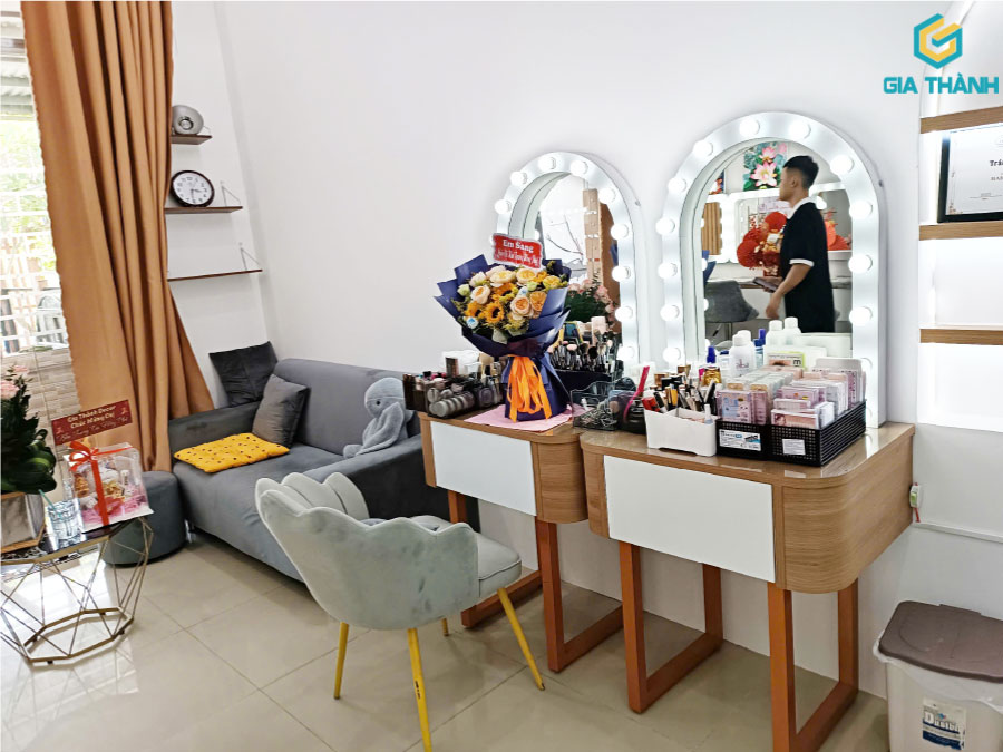 bàn trang điểm và sofa chờ bên trong tiệm Tèn Makeup House do Gia Thành Decor lắp đặt