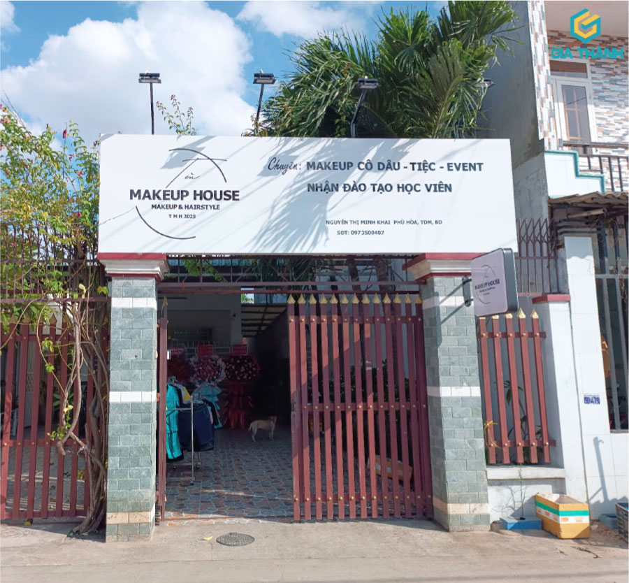 toàn cảnh bảng hiệu tại công trình tiệm Tèn Makeup House tại TPHCM do Gia Thành Decor thi công